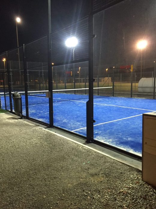 Terrain de padel éclairé de nuit à Perpignan