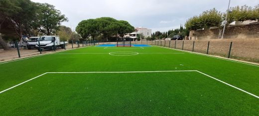 Terrain de sport en gazon synthétique