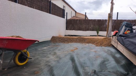 Terrassement avant la pose du gazon synthétique à Saint-Jean-Lasseille