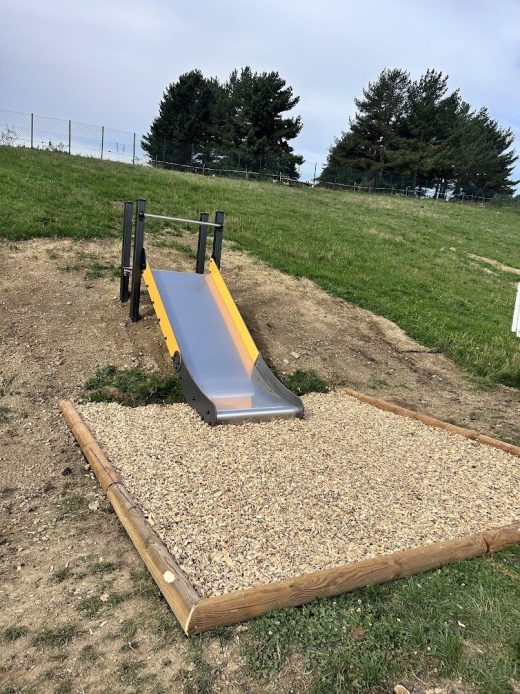 Toboggan inox encastré dans un talus d’école maternelle