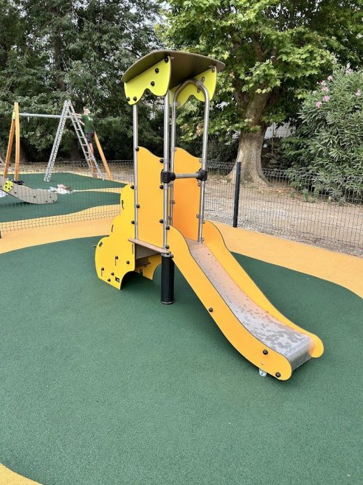 Structure avec toboggan du parc municipal de Canet-d’Aude