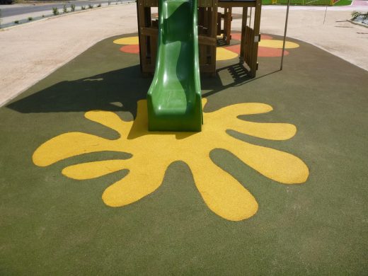 Toboggan sur sol amortissant à motif de fleur