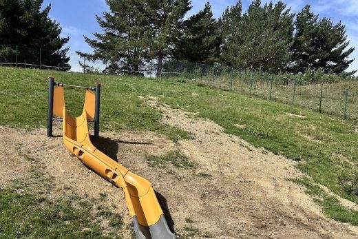 Toboggan posé dans un talus d’école maternelle
