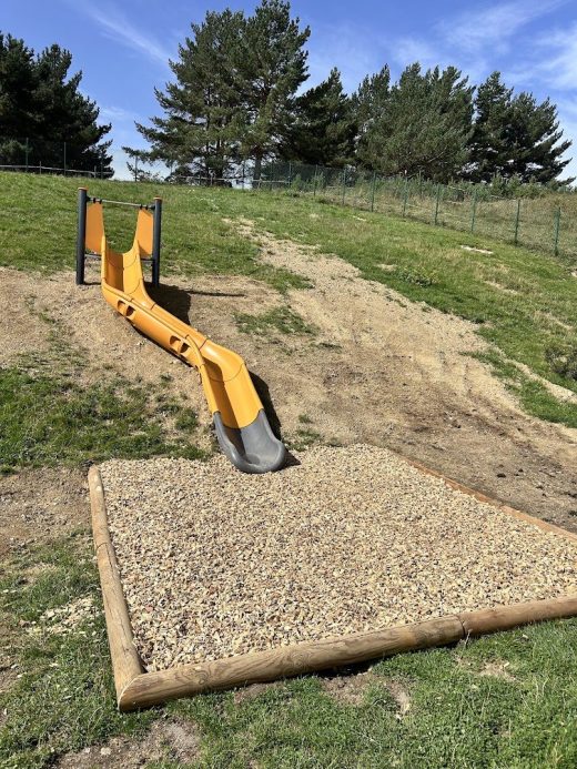 Toboggan posé dans un talus d’école maternelle