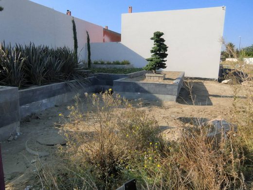 Jardin paysager en friche, avant la pose du gazon synthétique
