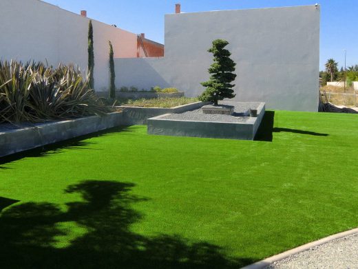 Le même jardin en gazon synthétique, autour du bac du bonsaï